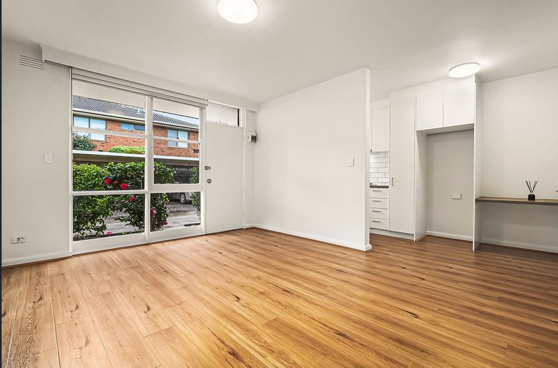 Photo - 2/8 Rosedale Avenue, Glen Huntly VIC 3163 - Image 2