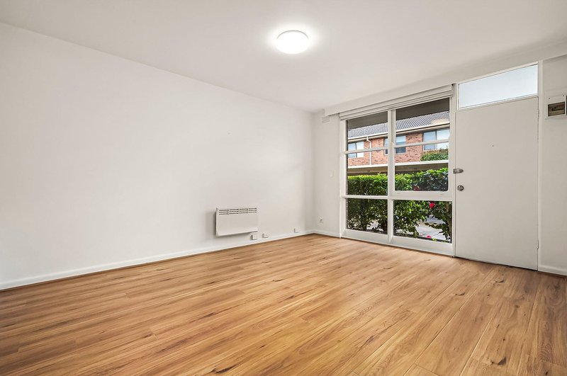 Photo - 2/8 Rosedale Avenue, Glen Huntly VIC 3163 - Image 3