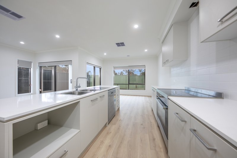 Photo - 28 Runnel Street, Sunbury VIC 3429 - Image 2