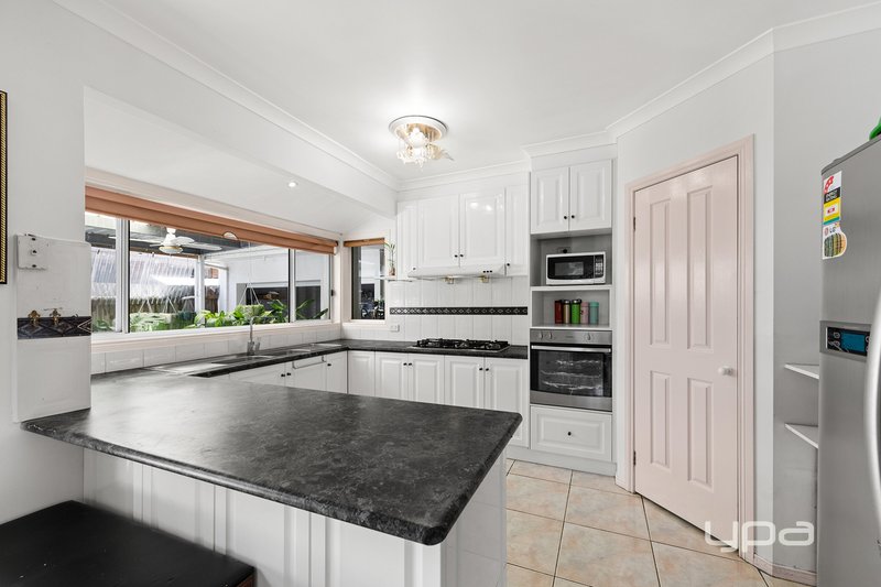 Photo - 28 Ryland Circuit, Delahey VIC 3037 - Image 3