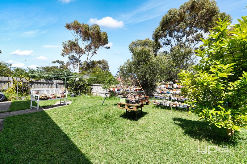 Photo - 28 Ryland Circuit, Delahey VIC 3037 - Image 10