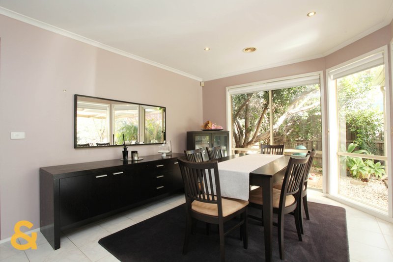 Photo - 28 Saunders Court, Roxburgh Park VIC 3064 - Image 3