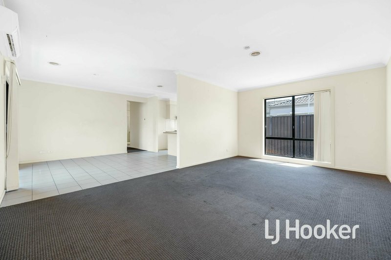 Photo - 28 Scarlet Crescent, Pakenham VIC 3810 - Image 5