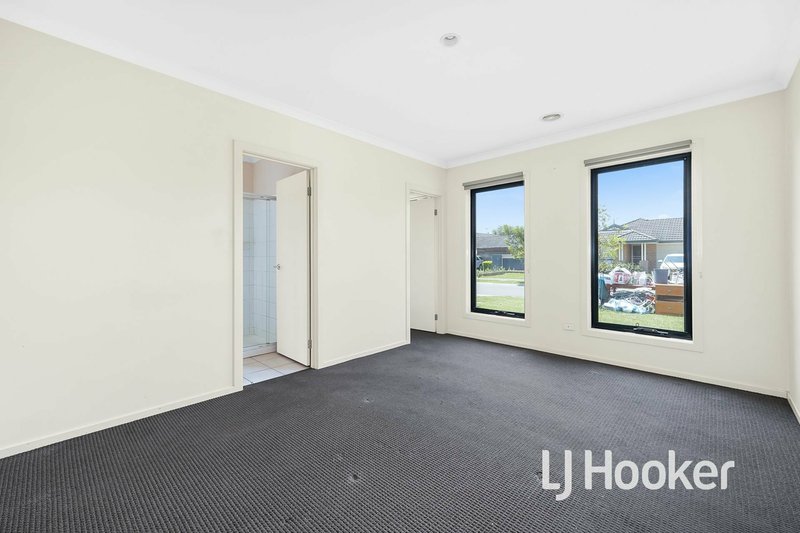 Photo - 28 Scarlet Crescent, Pakenham VIC 3810 - Image 6