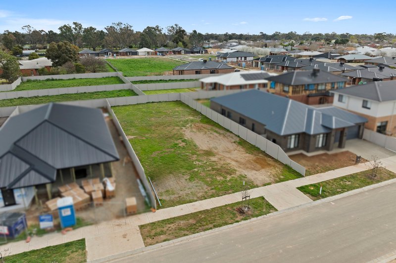 Photo - 28 Senator Drive, Benalla VIC 3672 - Image 3