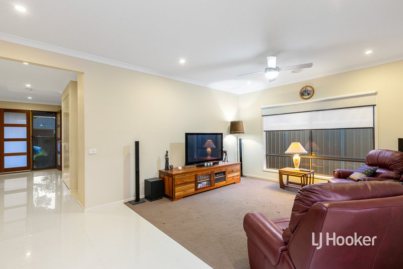 Photo - 28 Shiraz Crescent, Point Cook VIC 3030 - Image 2