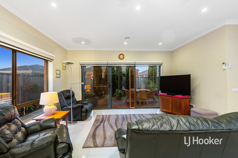 Photo - 28 Shiraz Crescent, Point Cook VIC 3030 - Image 7