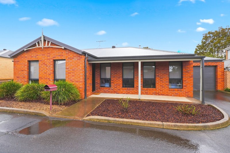 Photo - 2/8 Silverdale Drive, Darley VIC 3340 - Image 1