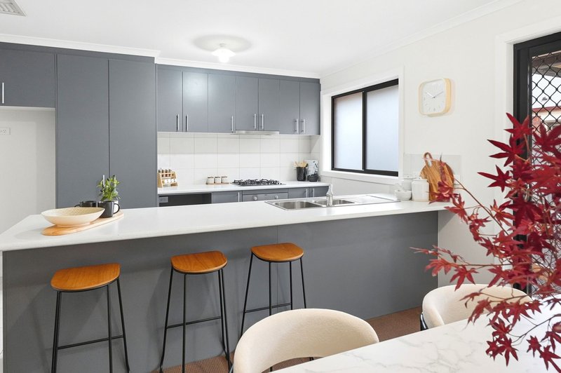 Photo - 2/8 Silverdale Drive, Darley VIC 3340 - Image 4