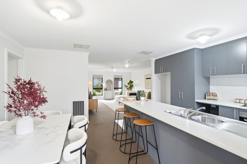Photo - 2/8 Silverdale Drive, Darley VIC 3340 - Image 6