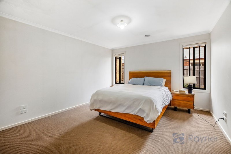 Photo - 2/8 Silverdale Drive, Darley VIC 3340 - Image 4