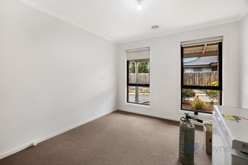 Photo - 2/8 Silverdale Drive, Darley VIC 3340 - Image 8