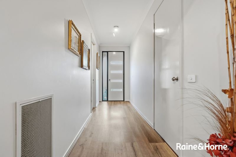Photo - 28 Sloane Drive, Clyde North VIC 3978 - Image 2