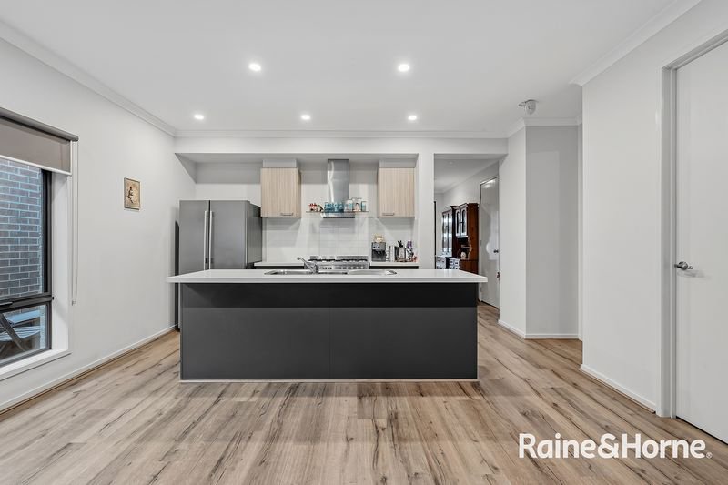 Photo - 28 Sloane Drive, Clyde North VIC 3978 - Image 4