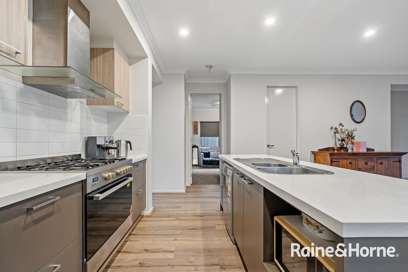Photo - 28 Sloane Drive, Clyde North VIC 3978 - Image 5