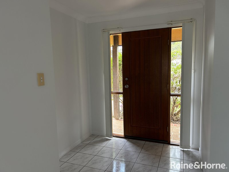 Photo - 28 Spinnaker Ccrt , Redland Bay QLD 4165 - Image 4