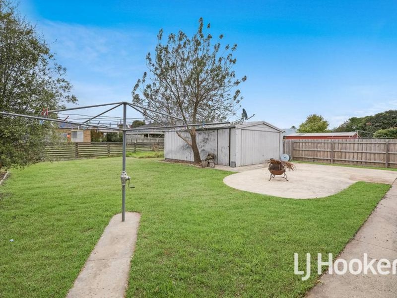 Photo - 28 Sybella Avenue, Koo Wee Rup VIC 3981 - Image 12