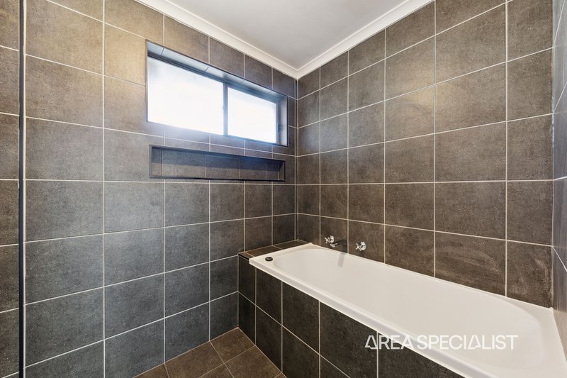 Photo - 28 Sybella Avenue, Koo Wee Rup VIC 3981 - Image 12