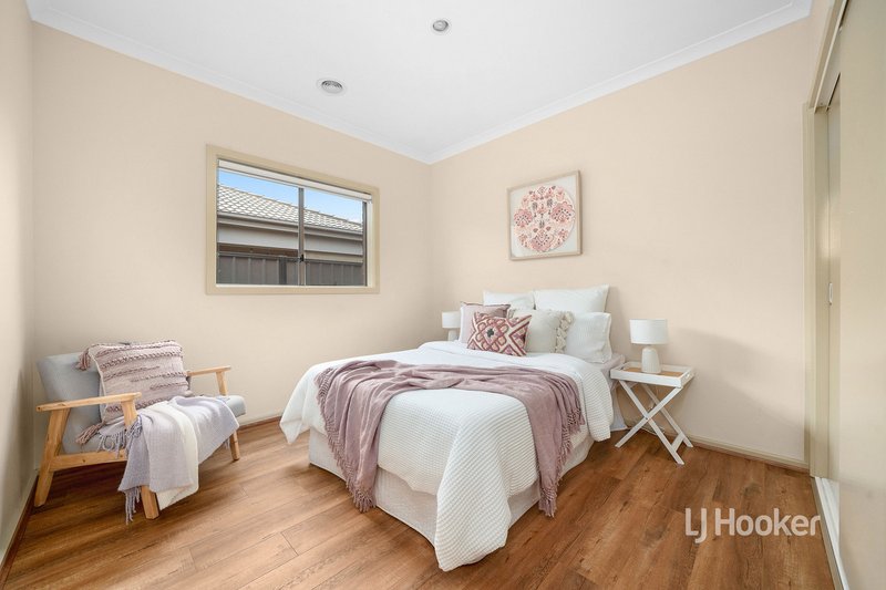 Photo - 28 Terrene Terrace, Point Cook VIC 3030 - Image 9