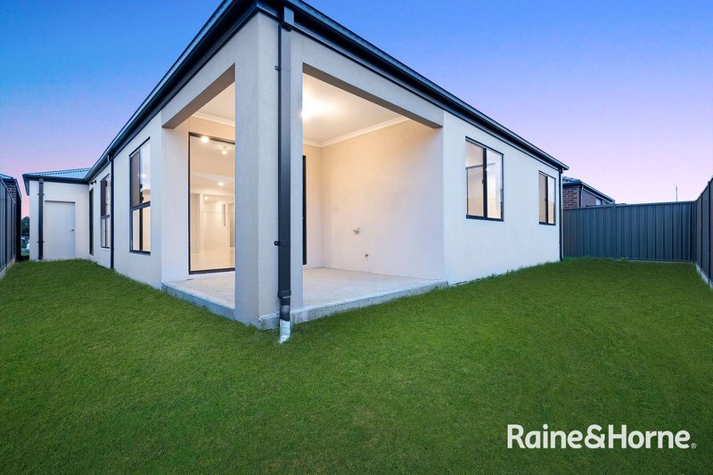 Photo - 28 Thulian Street, Clyde North VIC 3978 - Image 9
