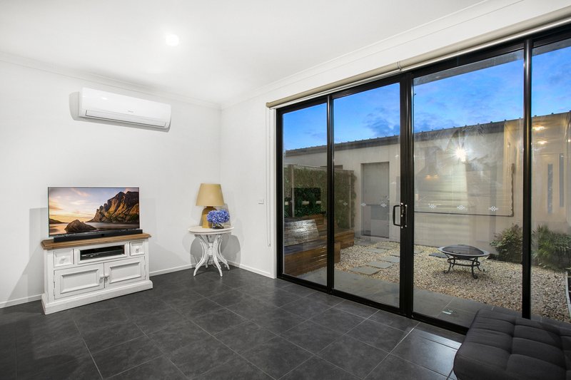 Photo - 28 Titan Lodge Walk, Pakenham VIC 3810 - Image 5