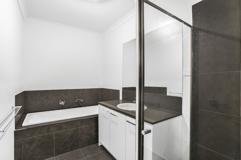 Photo - 28 Titan Lodge Walk, Pakenham VIC 3810 - Image 7