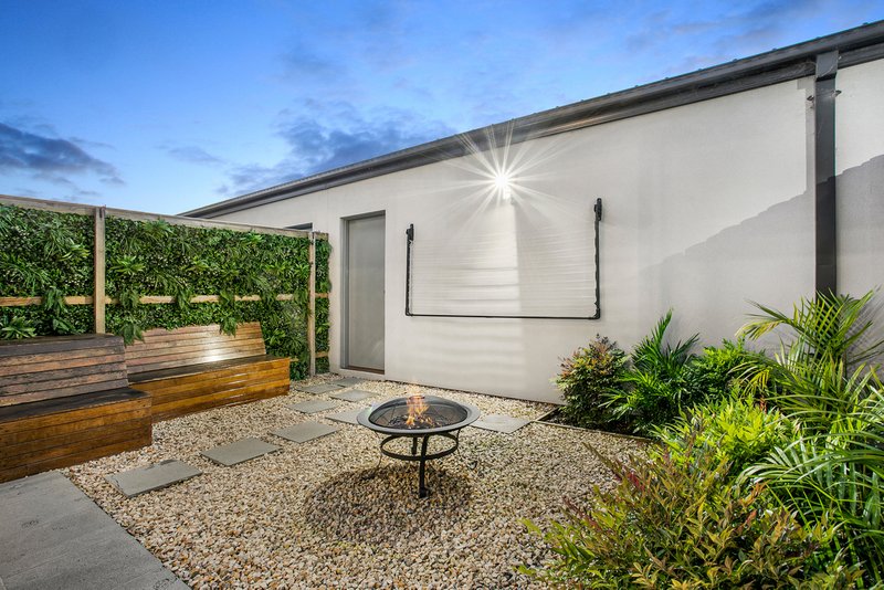 Photo - 28 Titan Lodge Walk, Pakenham VIC 3810 - Image 9