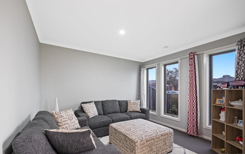 Photo - 28 Travers Street, Craigieburn VIC 3064 - Image 2