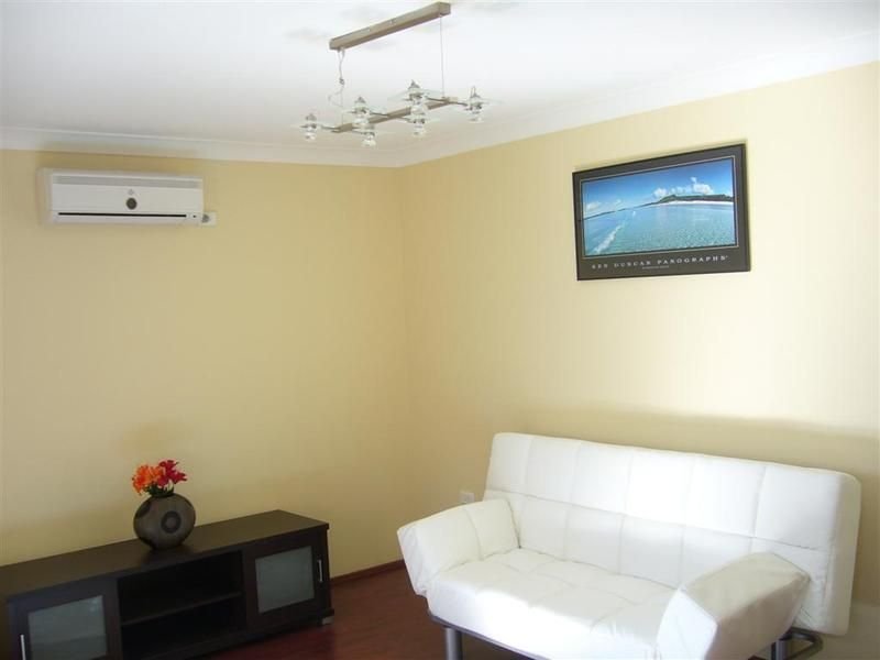 Photo - 28 Vauxhall Pl , Ingleburn NSW 2565 - Image 2