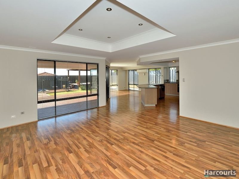 Photo - 28 Waratah Circle, Halls Head WA 6210 - Image 4