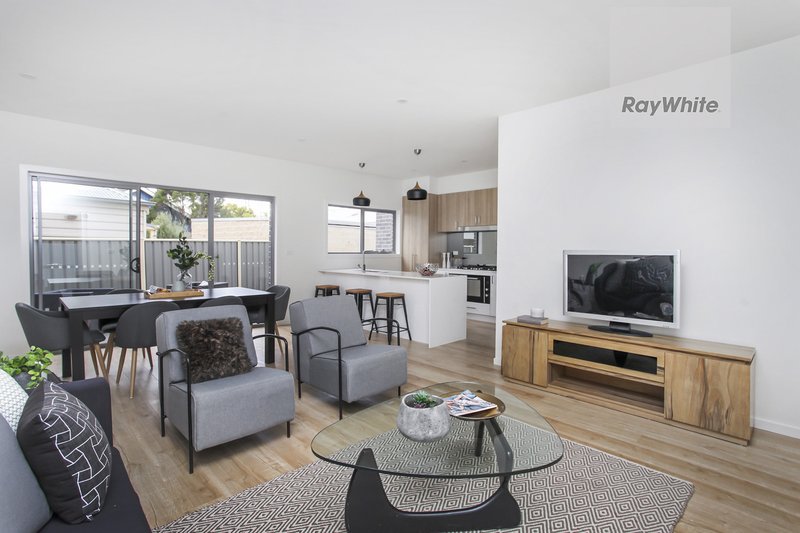 Photo - 2/8 Warwick Place, Tullamarine VIC 3043 - Image 4