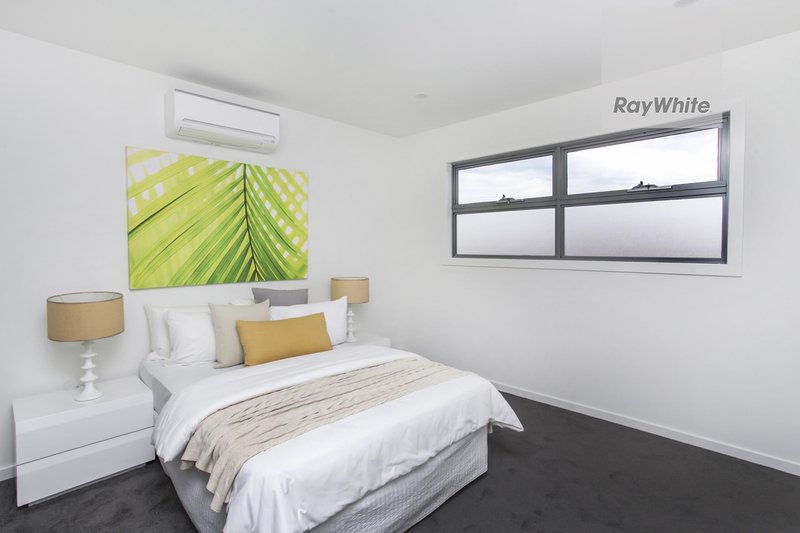 Photo - 2/8 Warwick Place, Tullamarine VIC 3043 - Image 8