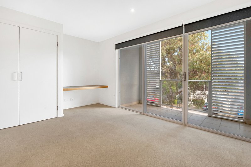 Photo - 28 Waxflower Crescent, Bundoora VIC 3083 - Image 4