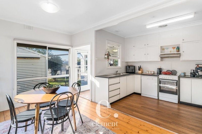 Photo - 28 Weeroona Avenue, Hamlyn Heights VIC 3215 - Image 4