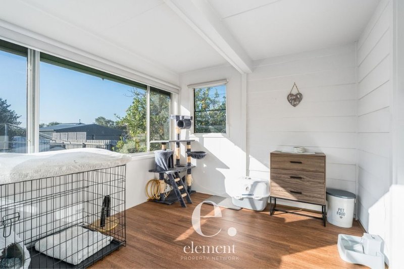 Photo - 28 Weeroona Avenue, Hamlyn Heights VIC 3215 - Image 6