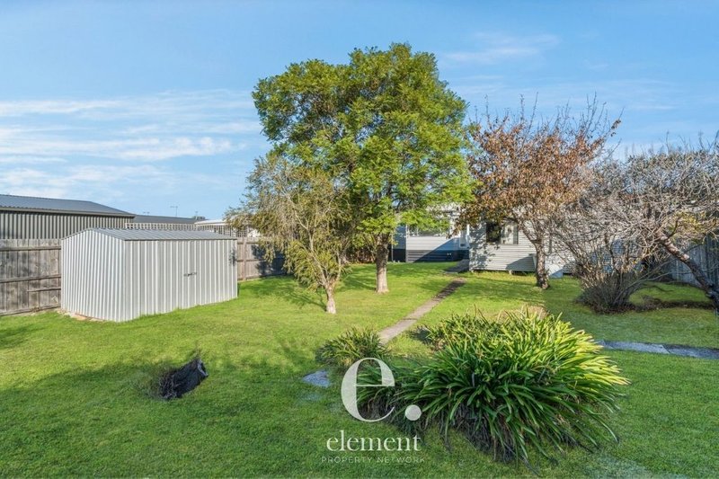 Photo - 28 Weeroona Avenue, Hamlyn Heights VIC 3215 - Image 11