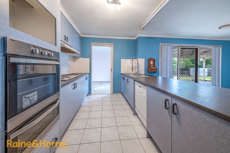 Photo - 28 Westward Ho Drive, Sunbury VIC 3429 - Image 2