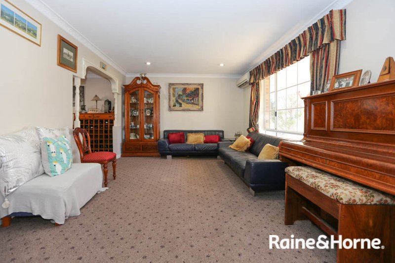 Photo - 28 Woodside Drive, Mount Rankin NSW 2795 - Image 2