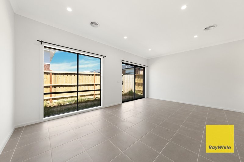 Photo - 28 Woolspinner Crescent, Wyndham Vale VIC 3024 - Image 4