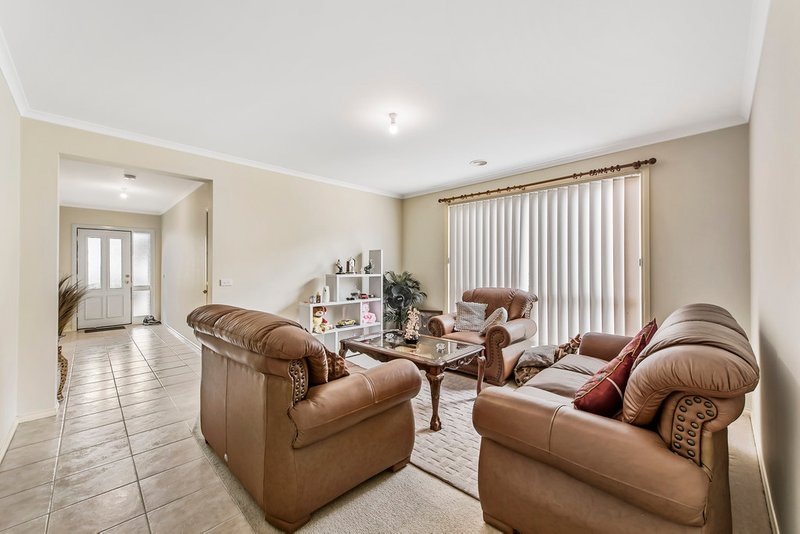 Photo - 28 Wyperfeld Circuit, Caroline Springs VIC 3023 - Image 5