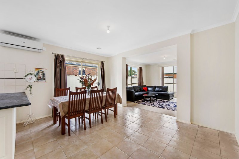 Photo - 28 Wyperfeld Circuit, Caroline Springs VIC 3023 - Image 6