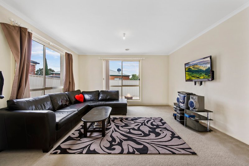 Photo - 28 Wyperfeld Circuit, Caroline Springs VIC 3023 - Image 7