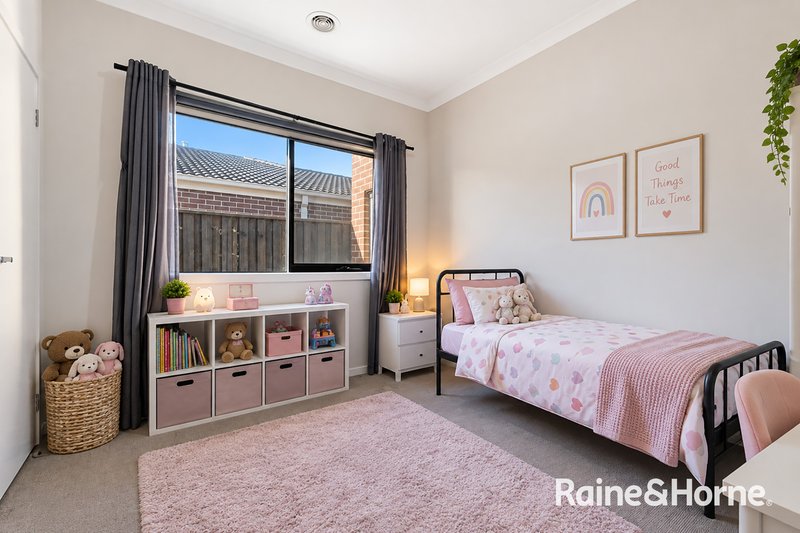 Photo - 28 Yellowstone Avenue, Clyde VIC 3978 - Image 3