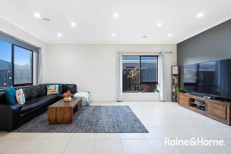 Photo - 28 Yellowstone Avenue, Clyde VIC 3978 - Image 8