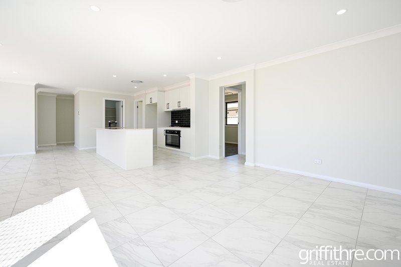 Photo - 28 Zirilli Avenue, Griffith NSW 2680 - Image 5