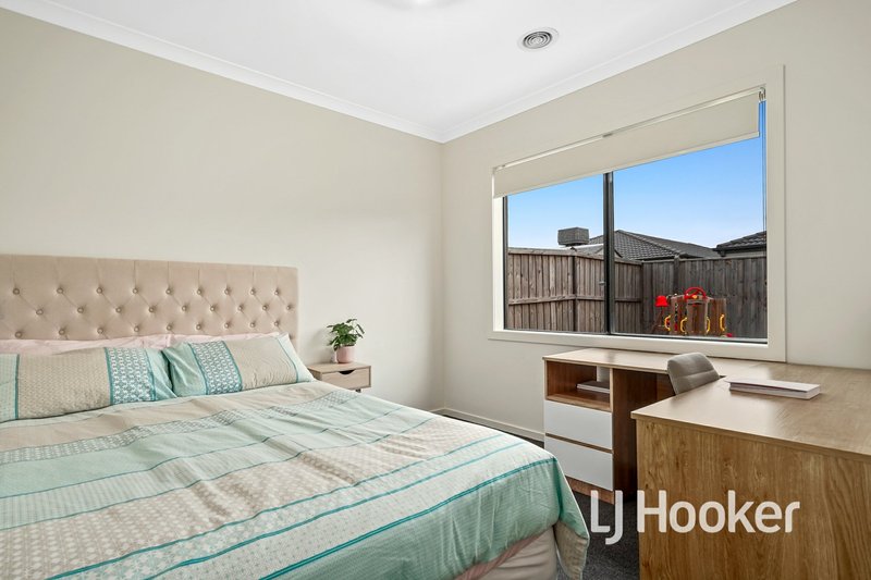 Photo - 280 Heather Grove, Clyde North VIC 3978 - Image 12