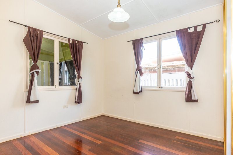 Photo - 280 Victoria Avenue, Redcliffe QLD 4020 - Image 7