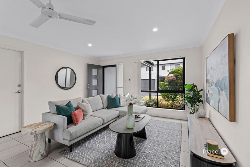 Photo - 28/1 Emerald Place, Bridgeman Downs QLD 4035 - Image 1