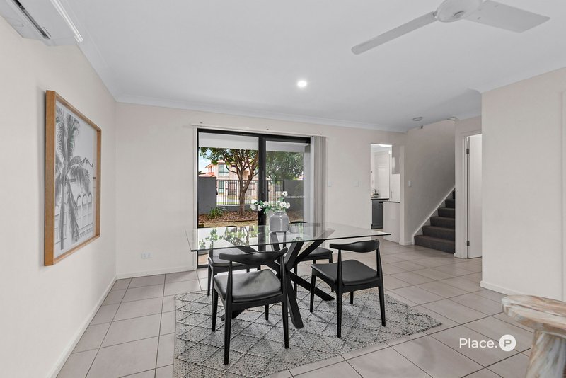 Photo - 28/1 Emerald Place, Bridgeman Downs QLD 4035 - Image 5