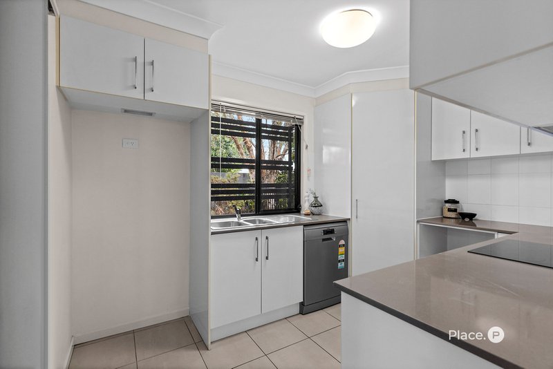 Photo - 28/1 Emerald Place, Bridgeman Downs QLD 4035 - Image 7